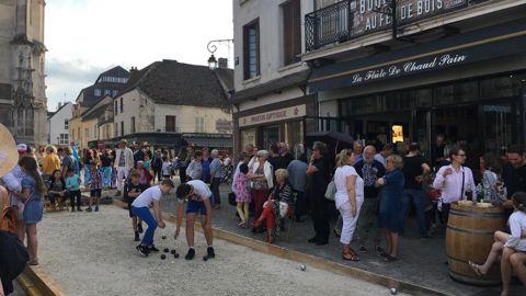 À Houdan (78) cet été, la Flûte de Chaud Pain a aménagé un terrain de pétanque devant son entrée. Une animation source de complicité ! 